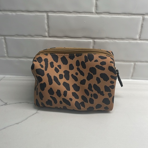 Donated 💥FINAL DAYS💥 😎 FINAL PRICE 😎 Stella & Dot Pouf in Leopard Print - Picture 2 of 4